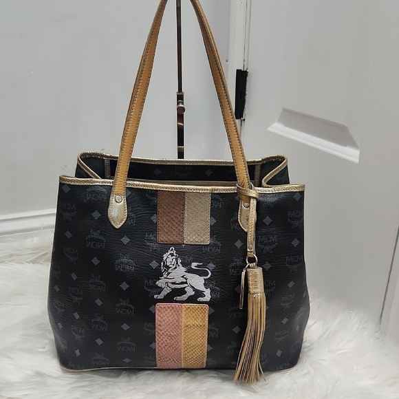 🔹️MCM 🔹️Black Princess Lion Tote Bag With Mcm Tassle Bag Charm - Picture 1 of 14